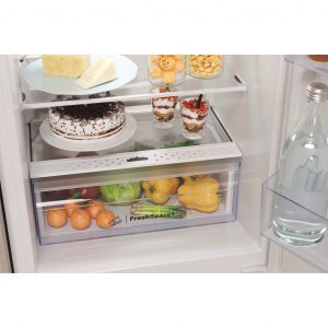 Indesit Built in fridge freezer: frost free